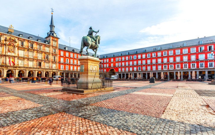 Plaza Mayor z pomnikiem króla Filipa III w Madrycie. Fot. maylat/Adobe Stock